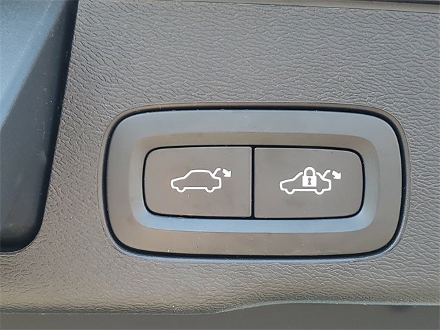 2023 Volvo XC60 Recharge Plug-In Hybrid T8 Core Bright Theme