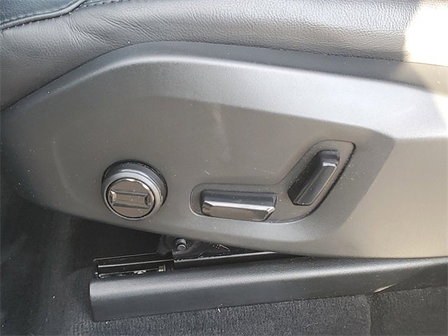 2023 Volvo XC60 Recharge Plug-In Hybrid T8 Core Bright Theme