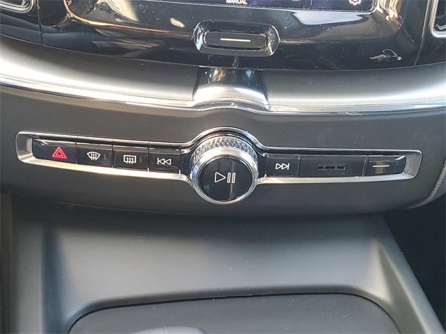 2023 Volvo XC60 Recharge Plug-In Hybrid T8 Core Bright Theme